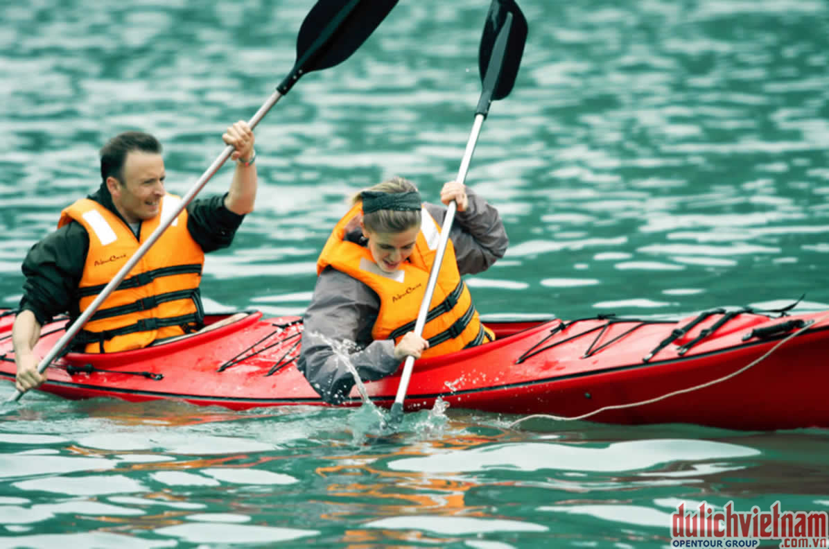 Tại đây du khách có thể thỏa sức chèo thuyền Kayaking trên lòng hồ