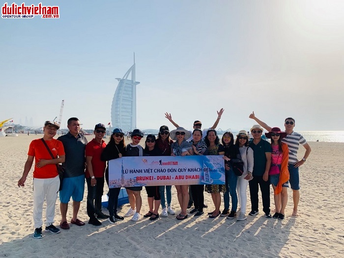Đoàn chụp hình bên ngoài khách sạn Burj Al Arab