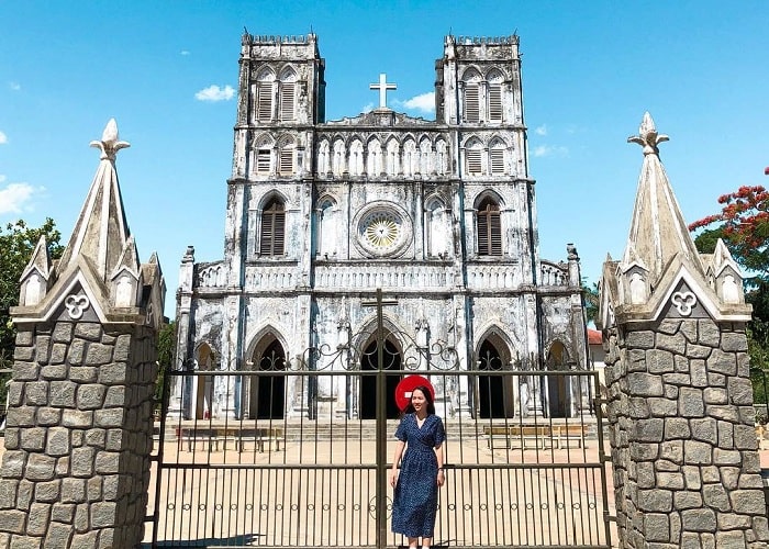 Tham quan nhà thờ Mằng Lăng