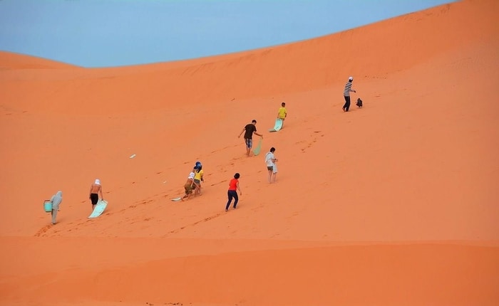 Toru du lịch Phan Thiết 1 Ngày - Chơi trượt cát ở Đồi cát bay