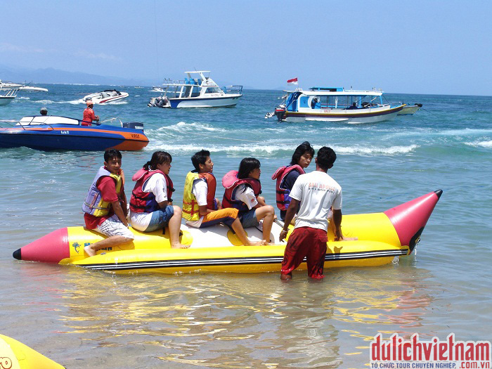 Du khách vui chơi trên Bãi biển Tanjung Benoa