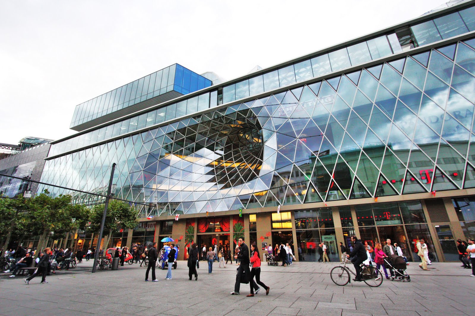 Thỏa sức shopping tại Phố Die Zeil - phố mua sắm nhộn nhịp nhất của Đức Thỏa sức shopping tại Phố Die Zeil - phố mua sắm nhộn nhịp nhất của Đức