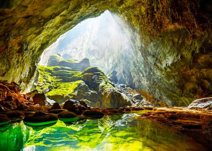 Du khách tour Đà Nẵng 5 ngày 4 đêm thăm Động Phong Nha - Kẻ Bàng