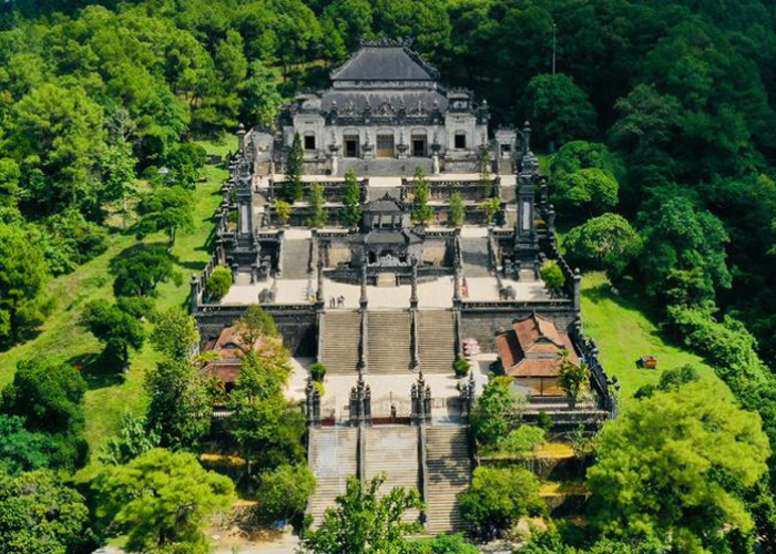 Lăng vua Khải Định là điểm đến tâm linh đặc sắc trong tour Đà Nẵng 5 ngày 4 đêm