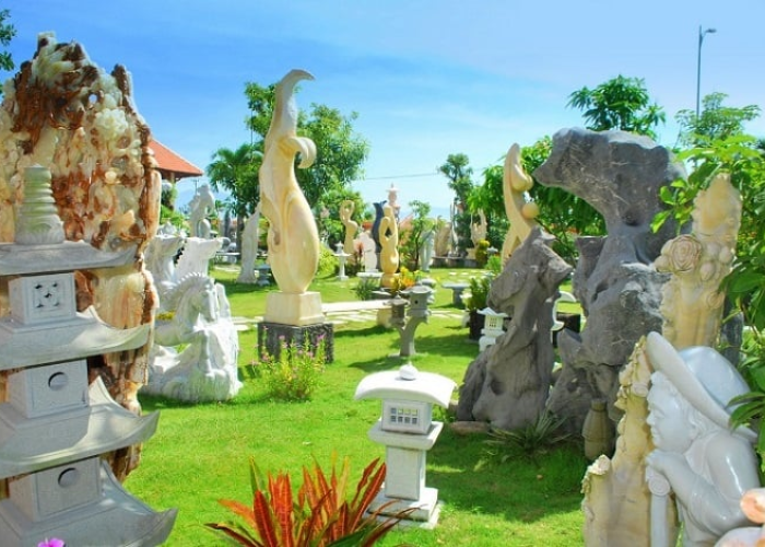 Trong lịch trình tour Đà Nẵng 5 ngày 4 đêm thường có sắp xếp cho du khách tham quan các làng nghề truyền thống, trong đó, làng nghề điêu khắc đá Non Nước là địa điểm nổi bật nhất