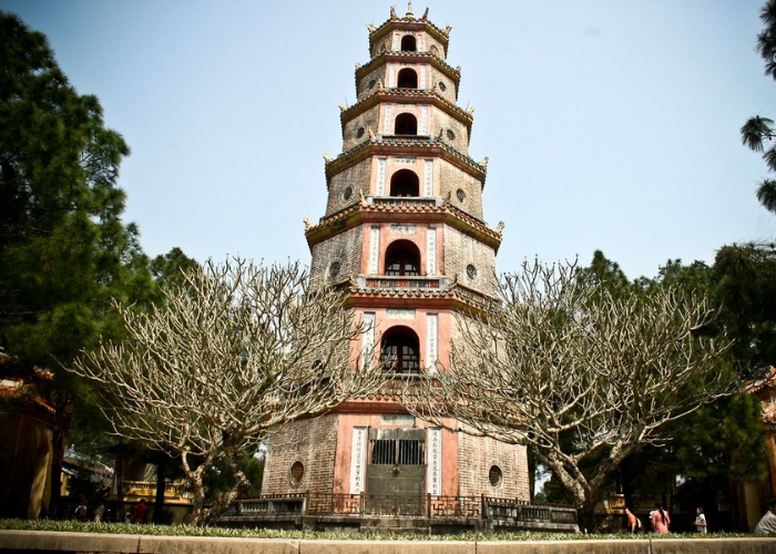 Chùa Thiên Mụ đầy cổ kính, thu hút nhiều du khách tham quan trong tour Đà Nẵng 5 ngày 4 đêm
