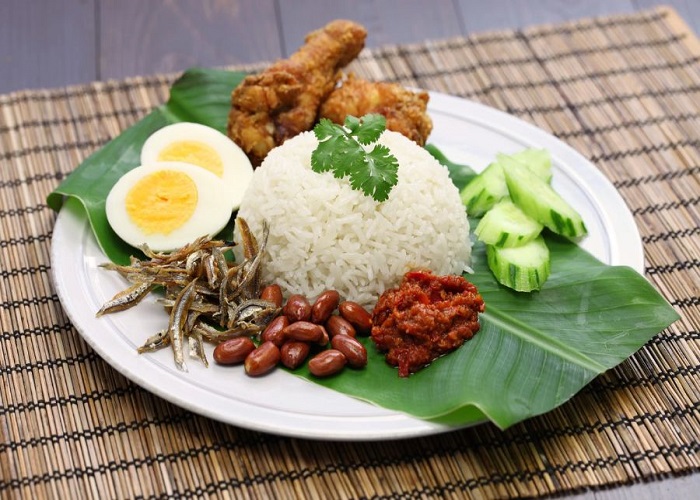 Cơm Nasi Lemak béo ngậy ăn kèm sambal cay đặc trưng