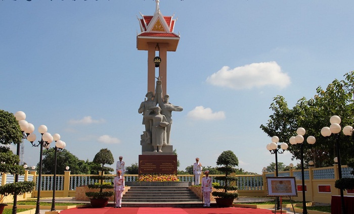 Tượng đài hữu nghị Việt Nam - Campuchia