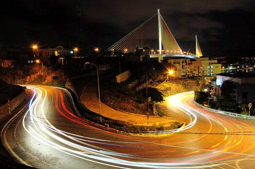 Ngắm cảnh đêm Hạ Long