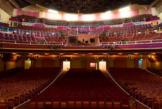 Kiến trúc sân khấu được đầu tư thật ngưỡng mộ Kiến trúc sân khấu được đầu tư thật ngưỡng mộ