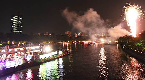 Lễ hội Tenjin vào ban đêm