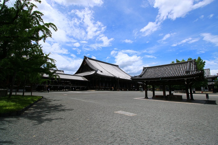 Sân chùa Nishi Hongan-ji bình an đến lạ