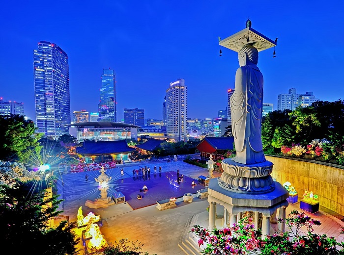 Tượng phật tại chánh điện của chùa